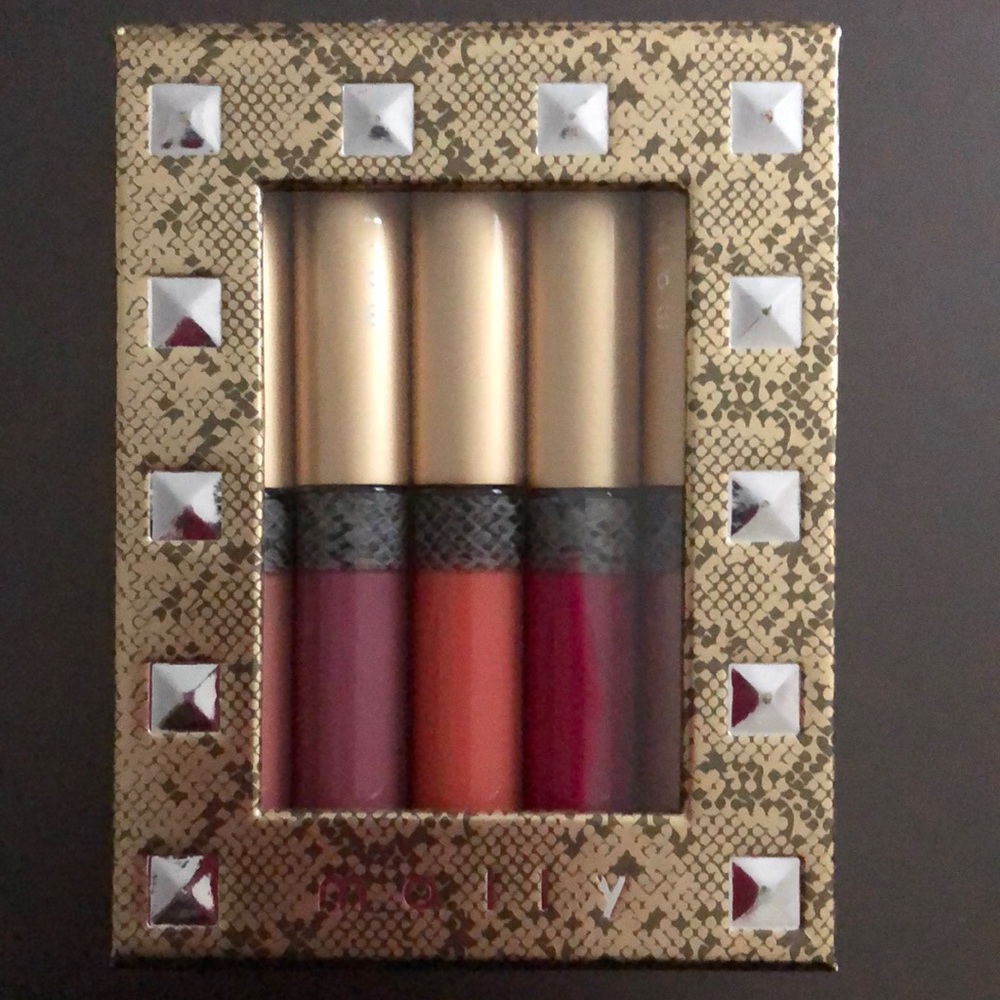 Mally liquid lip color Matte. Lips looking lustrous!